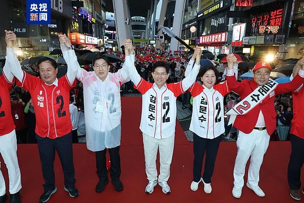 在野党总统候选人李在明来势汹汹 韩执政党能否“尹”退为进?