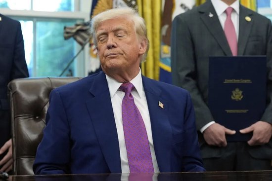 “我会盯着你”!沃尔玛将涨价,特朗普破防:怎么能怪关税,你赚了几十亿该吞下关税!更多美企加入涨价行列