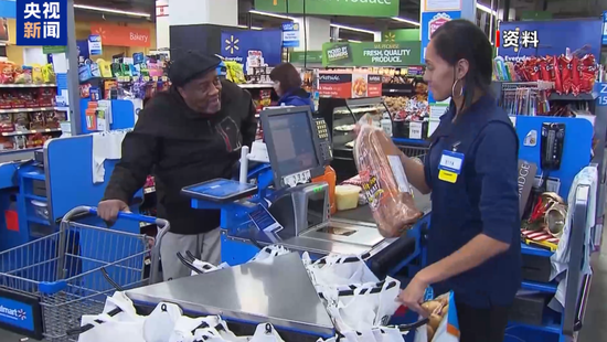 “我会盯着你”!沃尔玛将涨价,特朗普破防:怎么能怪关税,你赚了几十亿该吞下关税!更多美企加入涨价行列