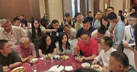 茅台股东大会前夜晚宴改为自助餐,飞天茅台变蓝莓果汁