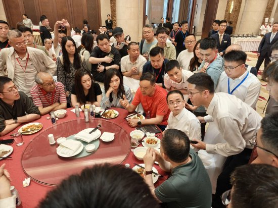 对谈茅台大会现场股东:现金流、分红、回购是重点,关注下一次回购落地时间