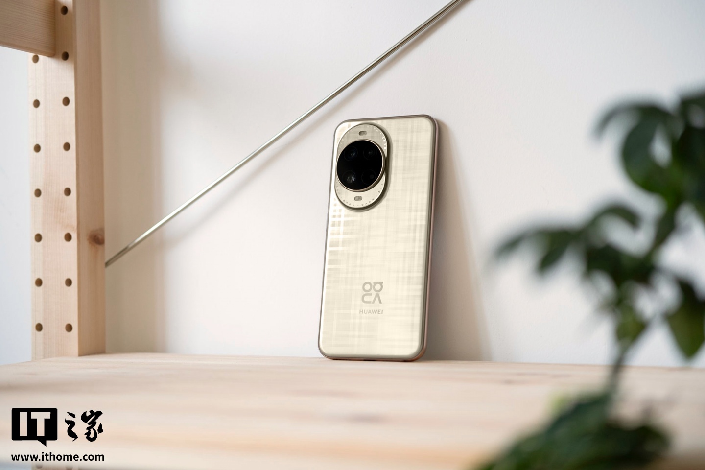 【IT之家图赏】华为 nova 14 Ultra 实拍:全新星耀环、经典格纹,一眼吸金