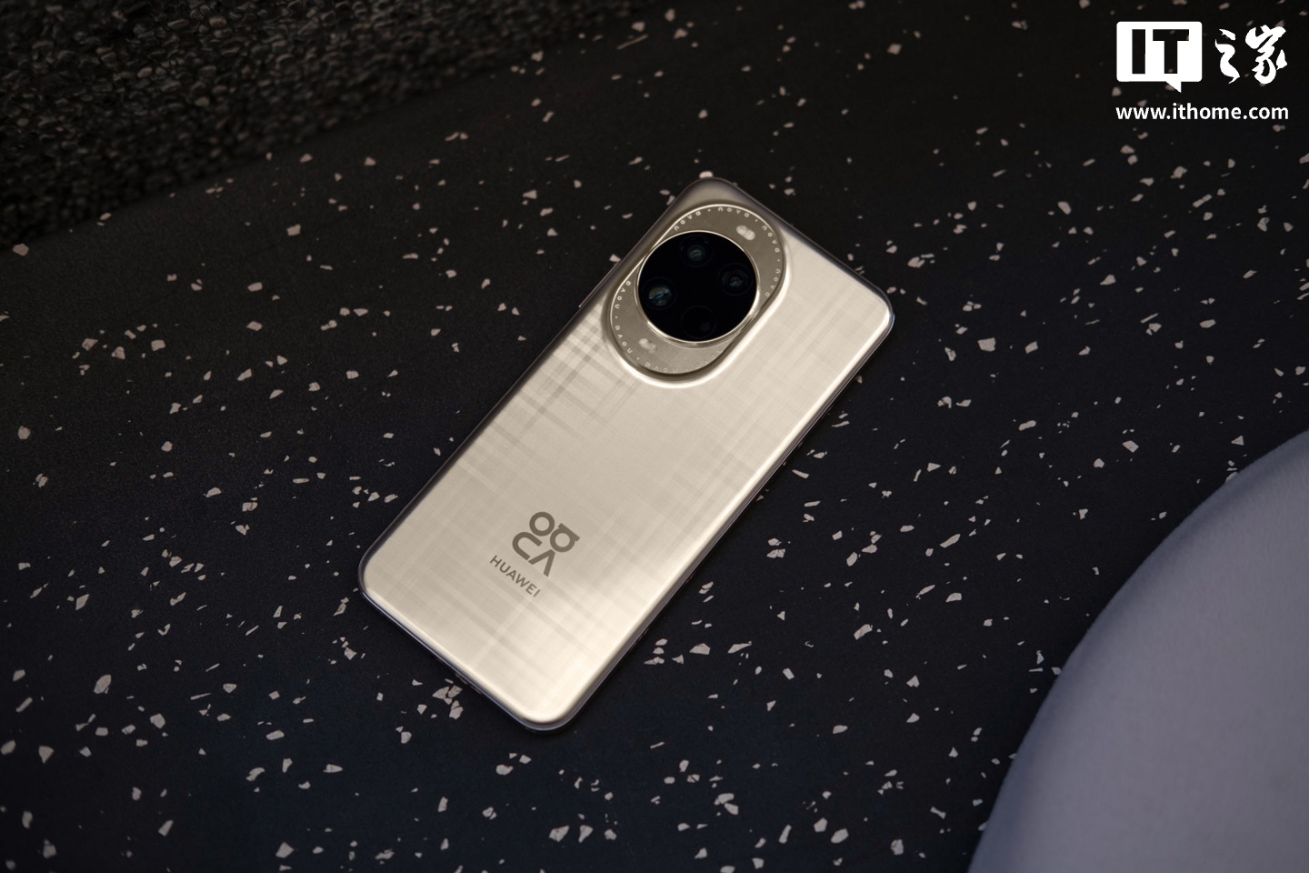 【IT之家图赏】华为 nova 14 Ultra 实拍:全新星耀环、经典格纹,一眼吸金