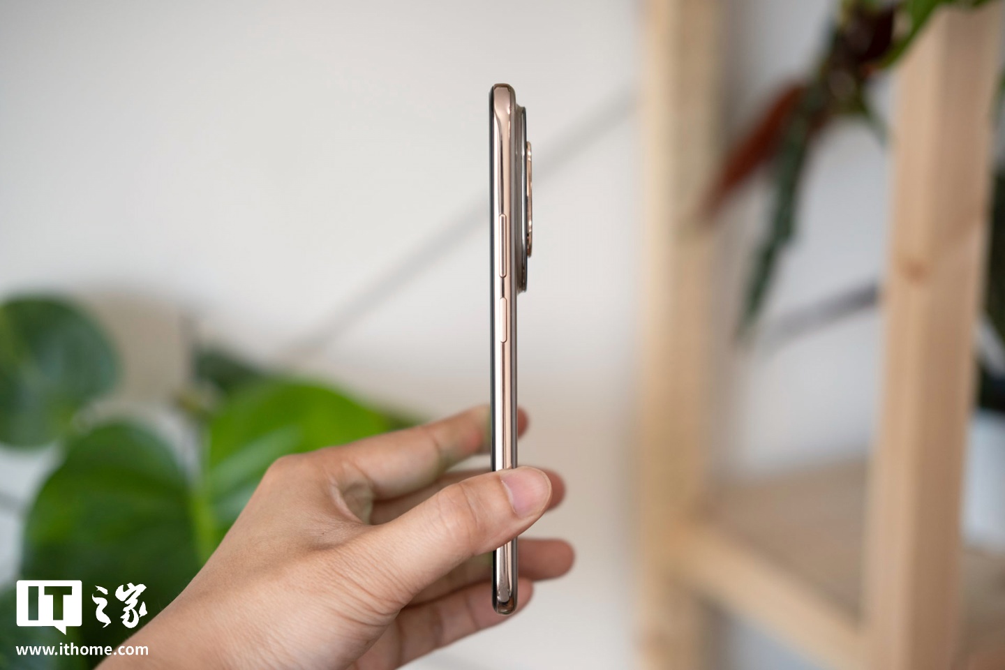 【IT之家图赏】华为 nova 14 Ultra 实拍:全新星耀环、经典格纹,一眼吸金