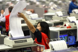 为何期货价格会在交割前波动剧烈？